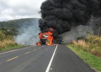 Carreta que transporta torre eólica pega fogo após colisão na BA-052