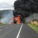 Carreta que transporta torre eólica pega fogo após colisão na BA-052