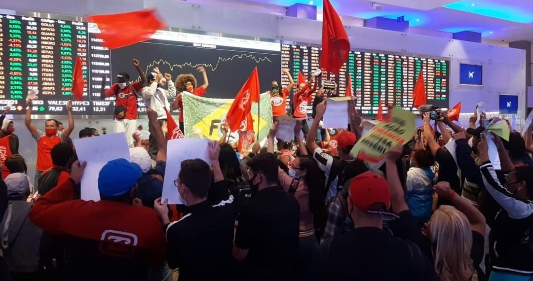 Em protesto contra fome, MTST ocupa prédio da bolsa de valores em SP