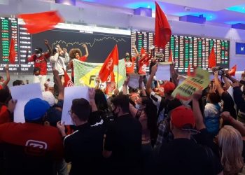Em protesto contra fome, MTST ocupa prédio da bolsa de valores em SP