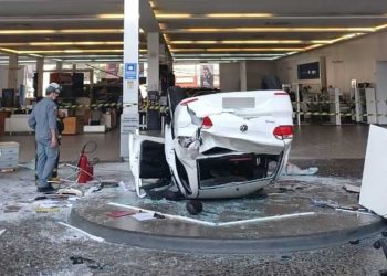 SP – Carro cai do segundo andar de concessionária, atinge recepção e deixa 3 feridos
