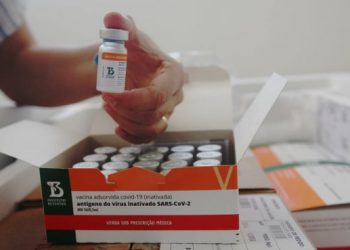 Por determinação da Anvisa, Bahia suspende a distribuição e uso de três lotes da Coronavac neste sábado