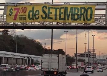 Gasolina a R$ 7 vira trocadilho com 7 de setembro em faixas no Rio, SP e Brasília