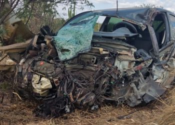 Policial militar da reserva morre após colisão entre Citroen e carreta na BA-120