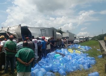 Acidente entre caminhões e carro deixa feridos na BR-324