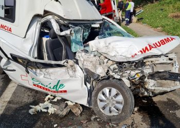 Batida entre van e ambulância deixa seis feridos na BR-324