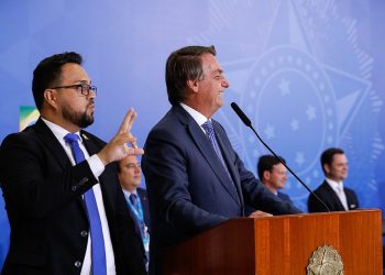 Bolsonaro diz que fake news faz parte da vida: ‘quem nunca contou uma mentirinha?’