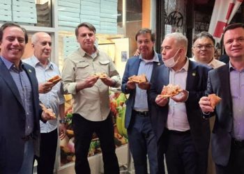 Bolsonaro e comitiva comem na rua em Nova York; cidade exige vacinação contra Covid para frequentar restaurantes