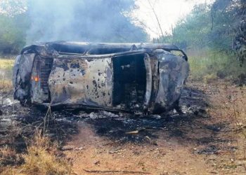 Carro capota e pega fogo depois que motorista saiu da pista para não colidir em caminhão