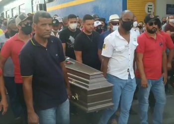 Antes de seguir para o cemitério, caixão com o corpo de César da Ótica passou pela frente da loja