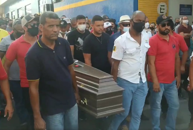 Antes de seguir para o cemitério, caixão com o corpo de César da Ótica passou pela frente da loja