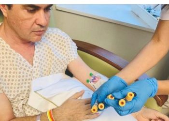 Onze dias depois de passar por delicada cirurgia em SP, Tom Araújo publica foto ainda no hospital