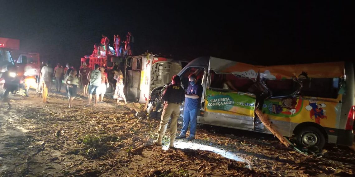 Confirmados 12 mortos em acidente com ônibus, caminhão e Van na BR 101 em Eunápolis. 25 pessoas ficaram feridas