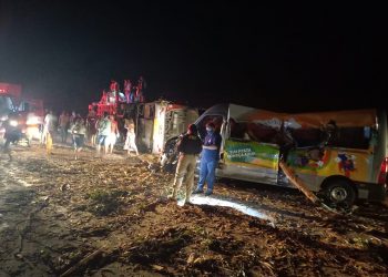 Confirmados 12 mortos em acidente com ônibus, caminhão e Van na BR 101 em Eunápolis. 25 pessoas ficaram feridas