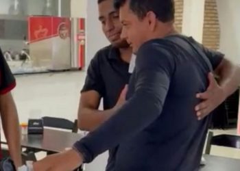 Sergipe: Garçom encontra bolsa com R$ 240 mil e devolve a cliente