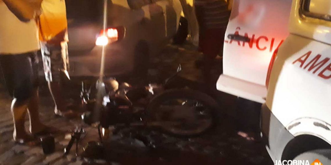 Motorista com sinais de embriaguez sobe em passeio e atropela três pessoas