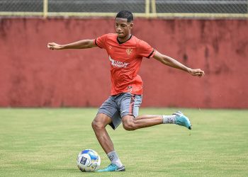 Athletico-PR diz que não precisa pagar ao Vitória por Pedrinho; entenda a polêmica