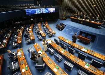Senado aprova em 1º turno PEC que desobriga gasto mínimo em educação