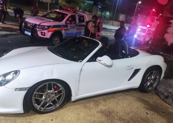 BH – Motorista capota carro de luxo avaliado em R$ 400 mil; ele contou à polícia que viu uma mulher nua