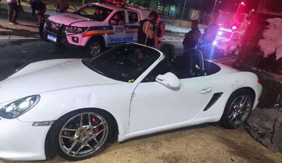 BH – Motorista capota carro de luxo avaliado em R$ 400 mil; ele contou à polícia que viu uma mulher nua