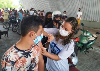 Drive Thru de carros, motos e bicicletas agiliza a vacinação de jovens de 16 anos ou mais