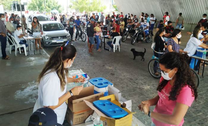 Drive Thru de carros, motos e bicicletas agiliza a vacinação de jovens de 16 anos ou mais