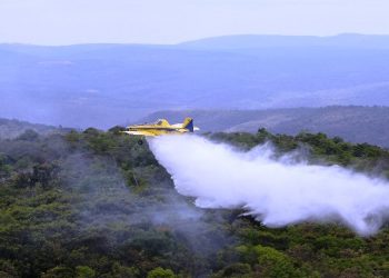 12 aeronaves e um helicóptero auxiliam no combate aos incêndios florestais no interior baiano