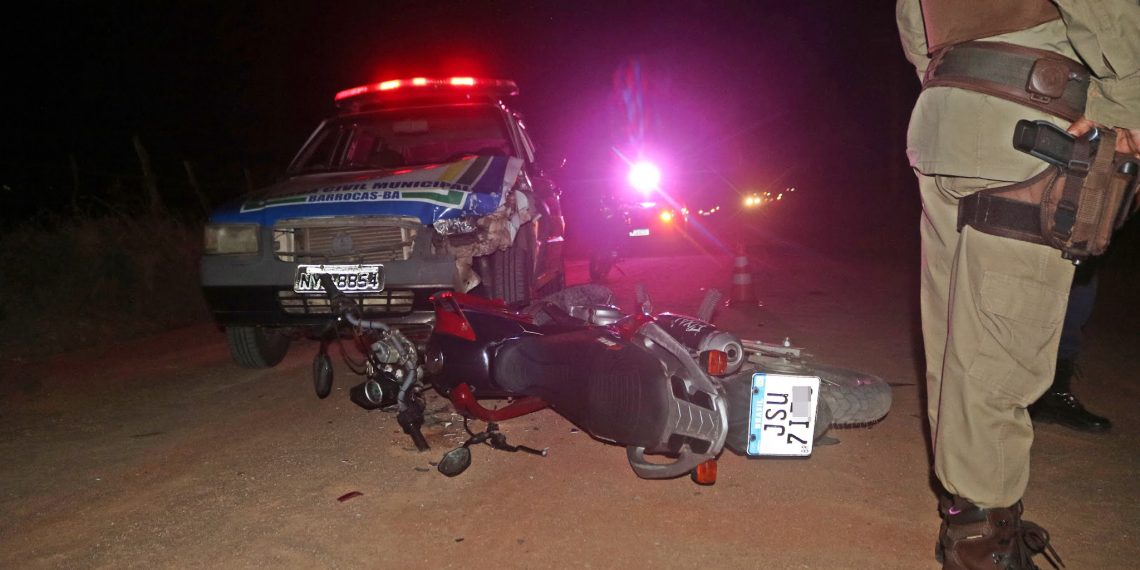 Motociclista é socorrido inconsciente após colidir com viatura da Guarda Municipal
