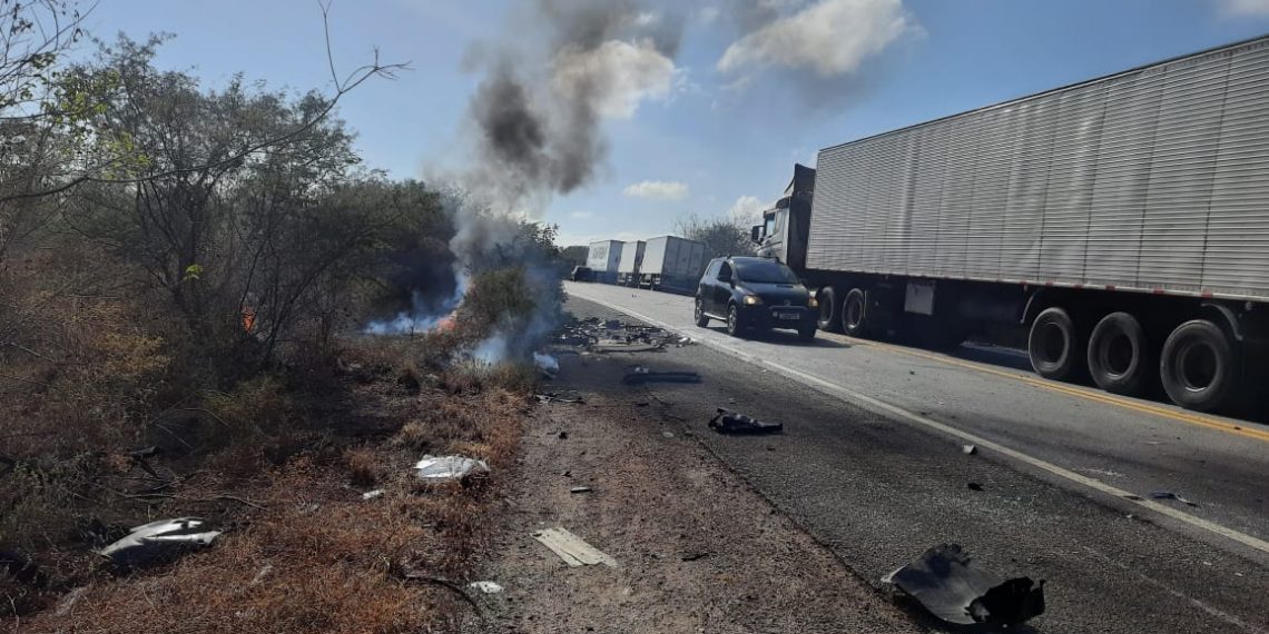 Colisão envolve carreta e carro de passeio na BR 324 trecho Tanquinho/Riachão