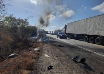 Colisão envolve carreta e carro de passeio na BR 324 trecho Tanquinho/Riachão