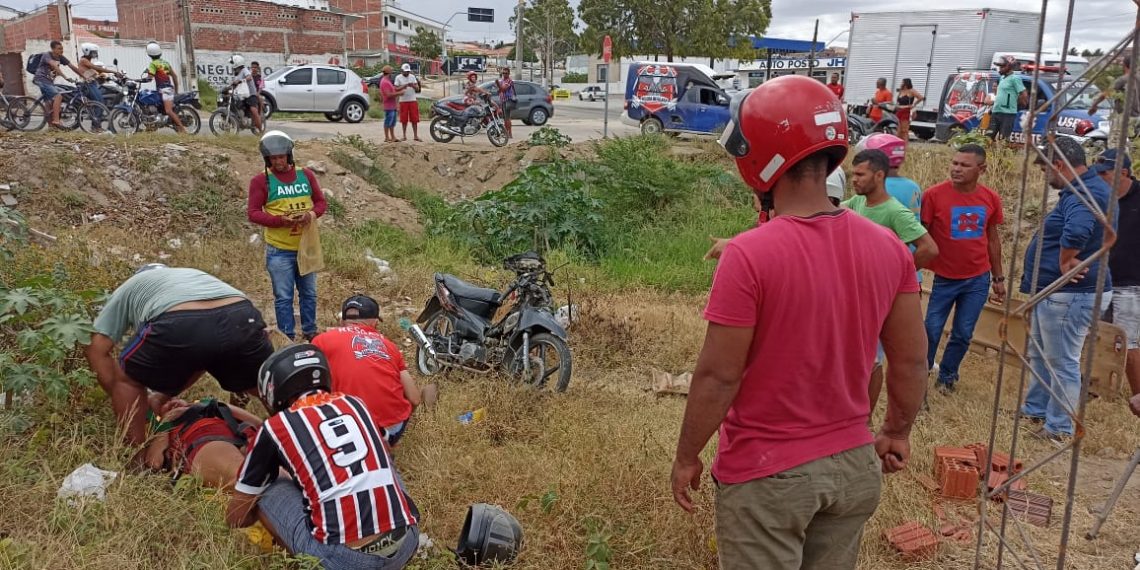 Casal é atingido por carro quando trafegava de moto pela BA 409