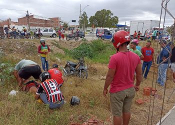 Casal é atingido por carro quando trafegava de moto pela BA 409