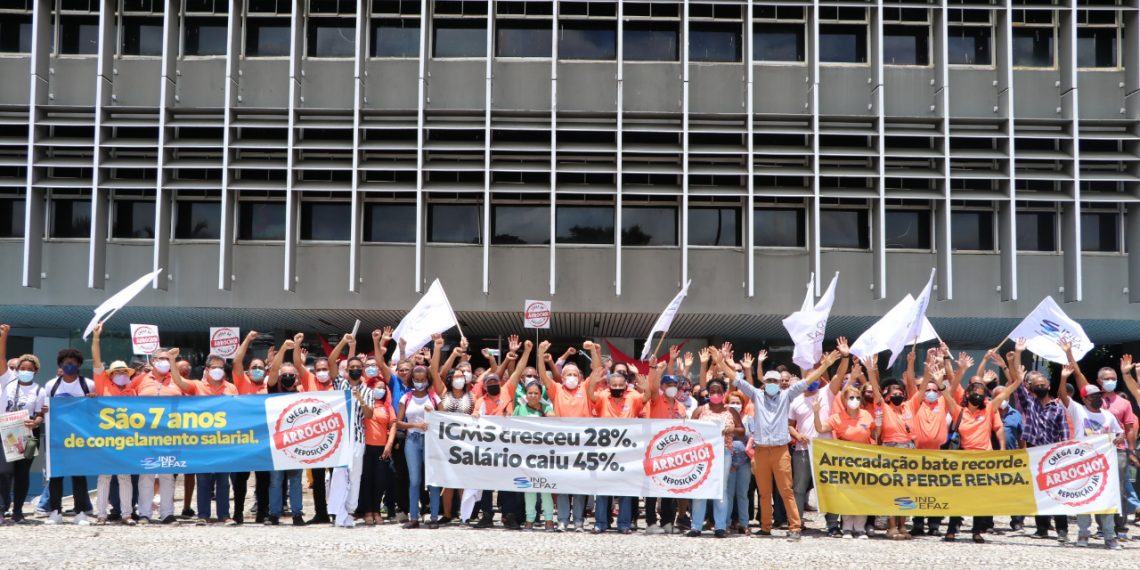 Protesto reúne 300 fazendários no Centro Administrativo da Bahia (CAB)