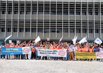 Protesto reúne 300 fazendários no Centro Administrativo da Bahia (CAB)