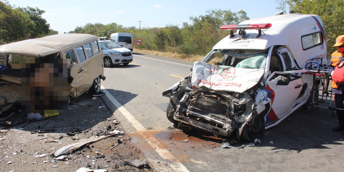 Colisão envolvendo ambulância de Valente e Kombi deixa dois mortos e dois feridos na BR 324 (atualizada)