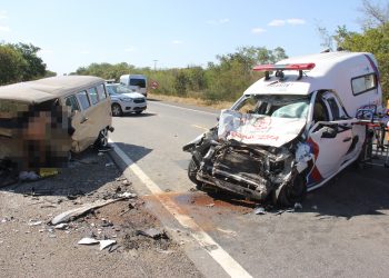 Colisão envolvendo ambulância de Valente e Kombi deixa dois mortos e dois feridos na BR 324 (atualizada)