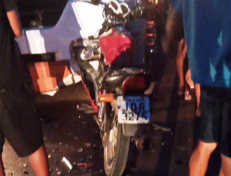 Homem morre em hospital após colisão entre moto e carreta na BR 324