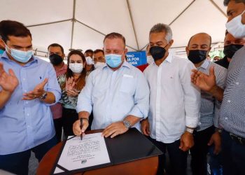 Em Campo Formoso, governador em exercício autoriza pavimentação de estrada e modernização de colégio quilombola