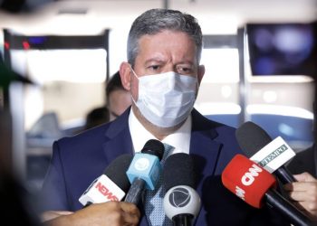 Lira se reúne com Bolsonaro e Guedes na busca de solução para baixar o preço dos combustíveis
