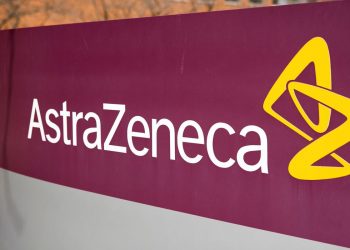 Medicamento da AstraZeneca reduz mortes e casos graves de covid-19