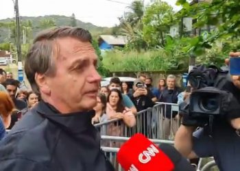 Sem vacina da covid-19, Bolsonaro é barrado de entrar em jogo do Santos