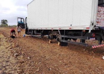 Caminhão é roubado em pátio de posto na BR 324 e encontrado sem os pneus na zona rural de Riachão do Jacuípe; casal é levado de refém