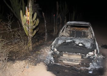 Carro é encontrado incendiado em estrada vicinal de Riachão do Jacuípe