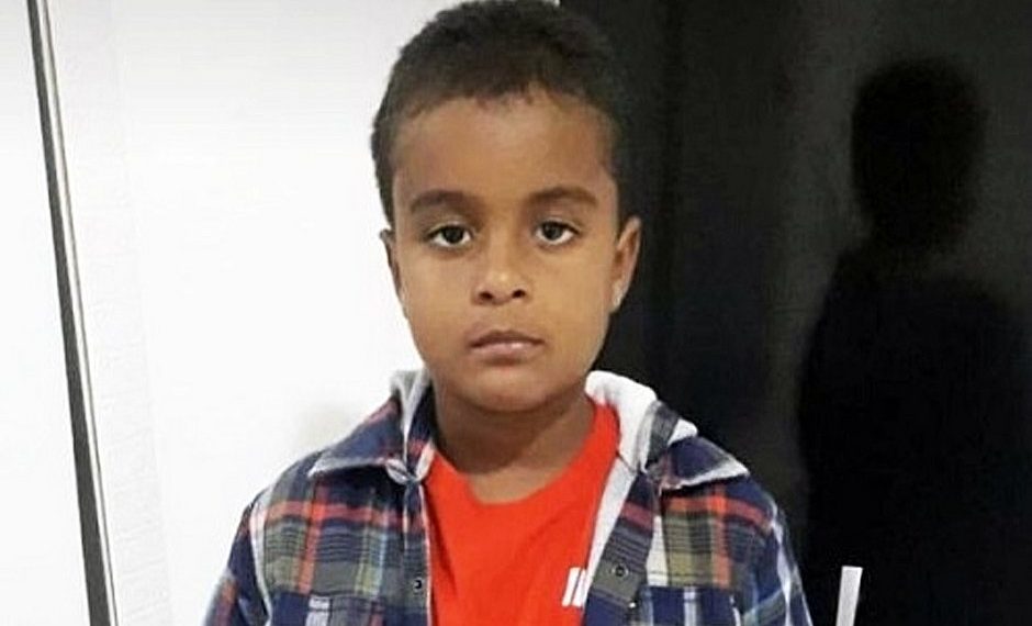 Menino de 7 anos morre após se engasgar com bexiga