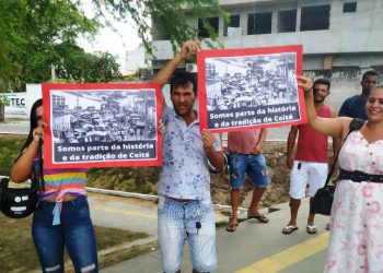 Feirantes de Coité protestam decisão do prefeito por mudança do local da feira nos próximos dois meses