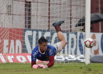 Artilheiro da Série B faz gol e pega pênalti em jogo emocionante do Brusque