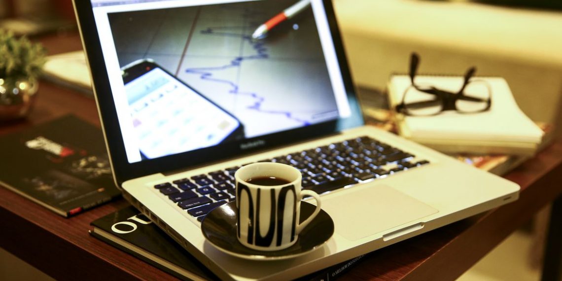 Trabalho híbrido pode piorar qualidade do sono, diz pesquisador