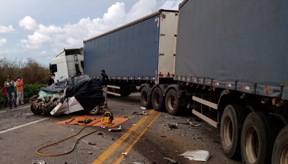 Acidente entre carro e carreta deixa quatro mortos em rodovia no sudoeste