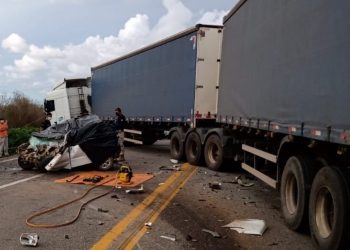 Acidente entre carro e carreta deixa quatro mortos em rodovia no sudoeste