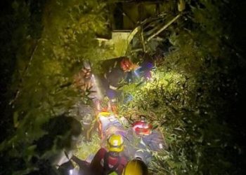 Ônibus que saiu de SP para a Bahia cai em ribanceira deixa oito mortos e 44 feridos